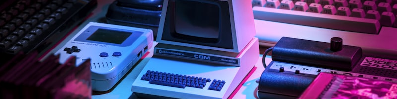 CS:GO游戏画面 - 第一人称视角下玩家持枪在沙漠地图中战斗